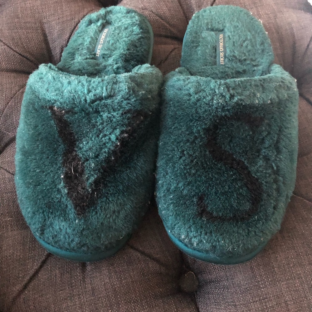 Victoria's Secret Signature Green Fuzzy Slippers